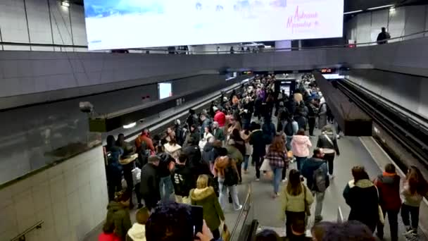 Lyon Fransa Aralık 2023 Yürüyen Merdivenlerden Metro Platformuna Inen Görüntüler — Stok video