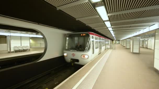 Lyon Fransa Aralık 2023 Metro Treninin Durağa Varış Görüntüleri Platformda — Stok video