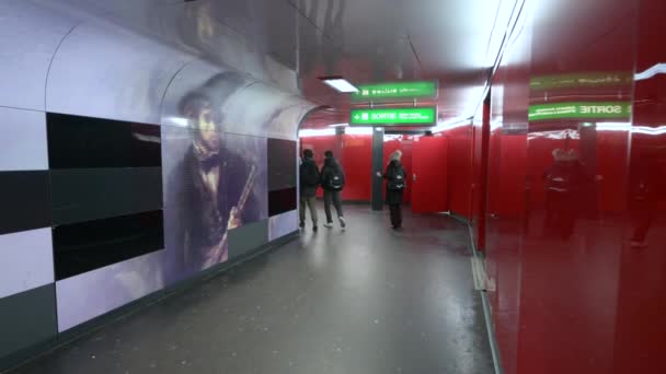 リヨン フランス 2023年12月27日 地下鉄駅の歩行者通路に沿った映像 — ストック動画