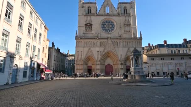 リヨン フランス 2023年12月27日 サンジャン噴水との広場の大聖堂の正面と素晴らしい傾斜の映像 人々は広場を歩く — ストック動画