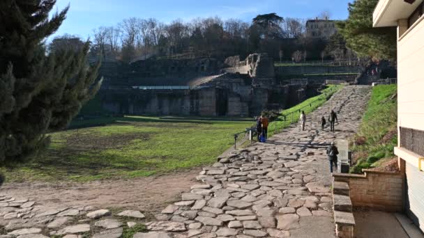 リヨン フランス 2023年12月27日 丘の上のローマ劇場複合体にアクセスするための古代の石の道 人々は通りを歩いている 美しい晴れた日 — ストック動画