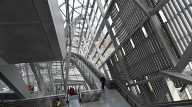 Lyon, Fransa, 27 Aralık 2023. Confluence Müzesi 'nin modern cam ve metal yapısı. Saone ve Rhone nehirlerinin buluşma noktasında inşa edilmiştir..
