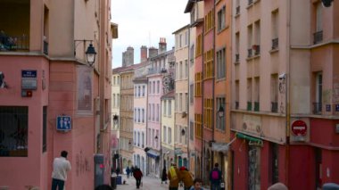 Lyon, Fransa, 27 Aralık 2023. Şehrin en ikonik ve büyüleyici caddesinin görüntüsü ile büyüleyici görüntüler: Grande Cte 'ye tırmanmak. Renkli evler onun üzerinde yürüyor, insanlar onun üzerinde yürüyor..
