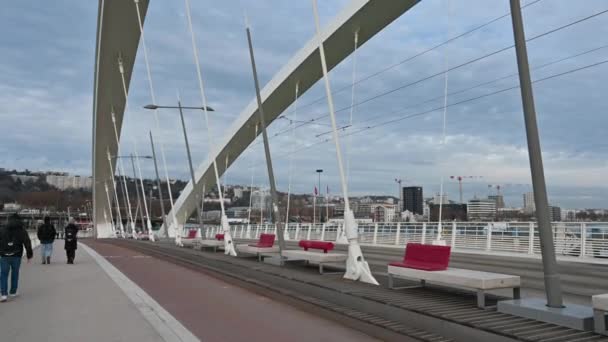 Lyon Francia Diciembre 2023 Imágenes Inclinadas Moderna Estructura Del Puente — Vídeos de Stock