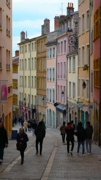 リヨン フランス 12月 2023 街で最も象徴的で魅力的な通りの景色を眺める魅力的な垂直の映像 グランデ コートの登山 カラフルな家はそれに沿って 人々は歩きます — ストック動画