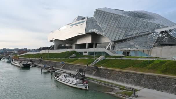 リヨン フランス 2023年12月27日 コンフルエンス博物館の4分の3の映像 ガラスと金属の近代的な構造 ソーン川とロネ川のミーティングポイントの上に建てられています — ストック動画
