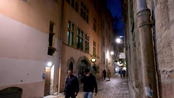 Lyon Fransa Aralık 2023 Eski Lyon Gece Hayatı Caddelerde Yürüyen — Stok video