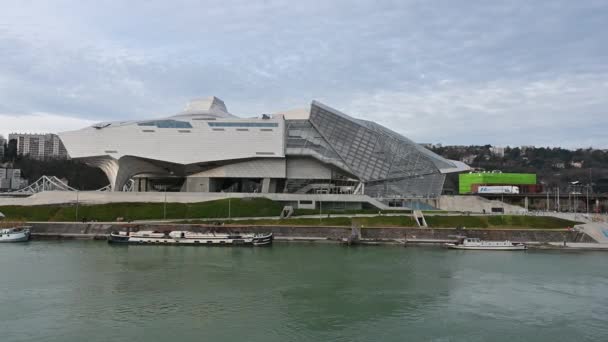 リヨン フランス 2023年12月27日 コンフルエンス博物館のパン映像 銀行を見下ろす現代的なガラスと金属の構造 ソーン川とロネ川のミーティングポイントの上に建てられています — ストック動画
