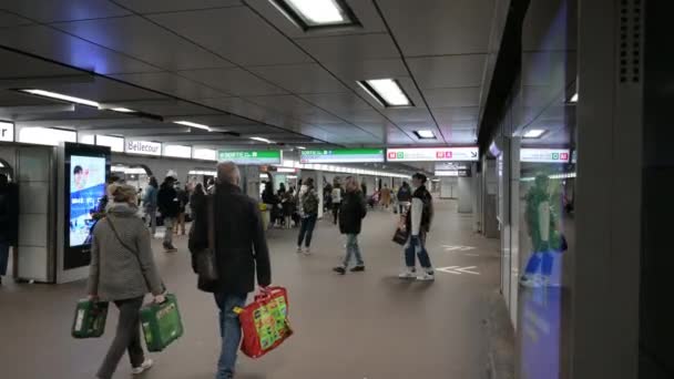 Lyon Francia Diciembre 2023 Viniendo Viniendo Personas Estación Metro Subterráneo — Vídeos de Stock