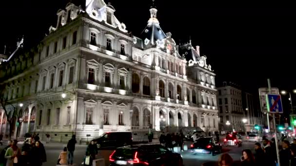 リヨン フランス 2023年12月27日 証券取引所と商工会議所の夜の映像は 夜の照明は 建築の美しさを強化し 車や人々を渡る — ストック動画