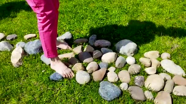 Footage Close Feet Caucasian Woman Walking Barefoot She Walks Stretch — Stock Video