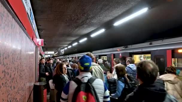 Milan Lombardy Italy April 2024 Footage Metro Stop People Crowd — Vídeo de Stock