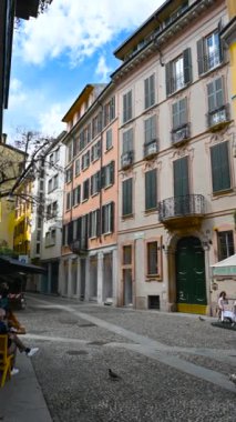 Milan, Lombardy, İtalya. 1 Nisan 2024. Tarihi merkezde, ikonik Brera bölgesiyle dikey formatta çekim yapmak. Via Madonnina ve Via Formentini arasındaki kavşağa hoş bir bakış..