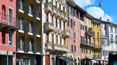 Milan, Lombardiya, İtalya. 1, 2024. Brera bölgesindeki Ponte Vetero 'dan çekilen görüntüler. Renkli cepheli periyotlarda taş döşeli caddelerle birlikte karakterize ediliyor..