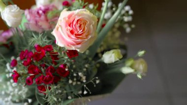 Bir profesyonel tarafından yapılmış harika bir çiçek aranjmanı. Tava hareketi gülü vurguluyor, boşluğu kopyalıyor. Tazelik, saflık, pozitiflik kavramı.