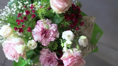 Bir profesyonel tarafından yapılmış harika bir çiçek aranjmanı. Döndürme hareketi tüm güzelliğini takdir etmeni sağlıyor. Tazelik, saflık, pozitiflik kavramı.