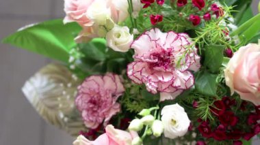 Bir profesyonel tarafından yapılmış harika bir çiçek aranjmanı. Tüm buketin görüntüsünden, gölgeli karanfilin yakın çekimine zum yap. Tazelik, saflık, pozitiflik kavramı.