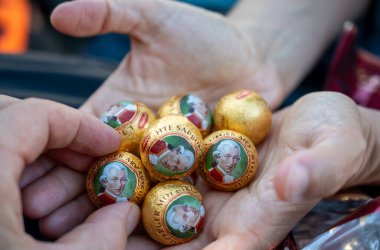 Salzburg, Avusturya, 15 Ağustos 2022. Mozart 'ın taşaklarını iki elin arasında tut. Üçüncü el birini yakalar..