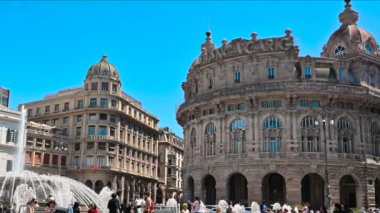 Cenova, Liguria, İtalya 18 Mayıs 2024. Piazza de Ferrari 'deki gündüz görüntüleri. Burada en güzel tarihi binalar kareyi karakterize eden büyük çeşmeye bakıyor. Meydandaki insanlar.