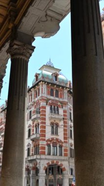 Cenova, Liguria, İtalya 18 Mayıs 2024 Via XX Settembre dikey formatında görüntüler: Porticoes 'un sütunları arasında, tarihi merkezin ana caddelerinden biridir.