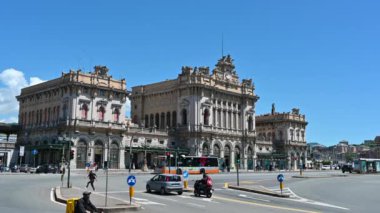 Cenova, Liguria, İtalya 18 Mayıs 2024. Genoa Brignole istasyonunun heybetli maskaralığı, Fransız okulunun büyüleyici romantik mimarisi gözlemciyi etkiler. Araba geçiyor. Statik çekim.