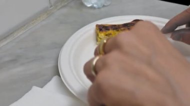 Bir dilim pırasalı kek yemek, tipik bir Ligurian spesiyali, restoranlarda ve Liguria, İtalya 'da sokak yemeği olarak satılıyor. Mutfak spesiyalitelerinin tadını çıkarırken mola ve rahatlama kavramı.
