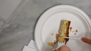 Ligurian spesiyalitesi olan pırasalı bir dilim kek yemek, restoranlarda ve İtalya 'nın Liguria şehrinde sokakta satılmak. Mutfak spesiyalitelerinin tadını çıkarırken mola ve rahatlama kavramı. Yukarıdan görüntüle.