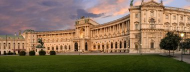 Viyana, Avusturya, 17 Ağustos 2022. Gün batımında Hofburg İmparatorluk Sarayı 'nın muhteşem manzarası, sıcak akşam ışığı heybetli görünüşü güçlendirir. Büyük biçim görüntüsü.