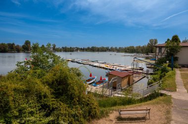 Viyana, Avusturya, 17 Ağustos 2022. Alte Donau doğa parkının manzarası. Kiralık tekneleri olan bir iskele vurgulandı. İnsanlar burada rahatlar..