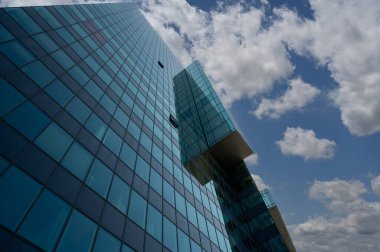 Viyana, Avusturya, 17 Ağustos 2022. Donau City, modern gökdelenlerle karakterize edilen şehir merkezidir, bir cam cephenin detaylarında. Yüzeyler arasındaki yansıma oyunu.