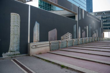 Viyana, Avusturya, 17 Ağustos 2022. Donau City ya da Viyana DC, modern gökdelenlerle karakterize edilen bir şehir. Büyük bir danışma kurulu sizi karşılıyor ve gökdelenler hakkında bilgi sağlıyor..