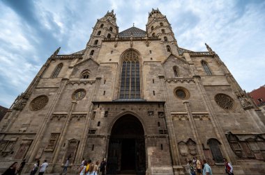 Viyana, Avusturya, 17 Ağustos 2022. St. Stephen Katedrali 'nin heybetli cephesi. İnsanlar önde durur..