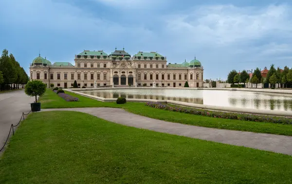 stock image Vienna, Austria, August 18, 2022. Beautiful shot of the Belvedere Palace, a fairytale atmosphere with the gardens and the large fountain. Travel destinations.