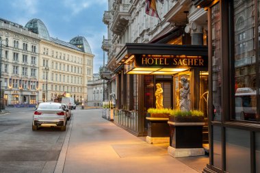 Viyana, Avusturya, 18 Ağustos 2022. Çikolatalı keki için dünyaca ünlü Sacher Hotel 'in girişine sahip ikonik bir görüntü. Kimse..
