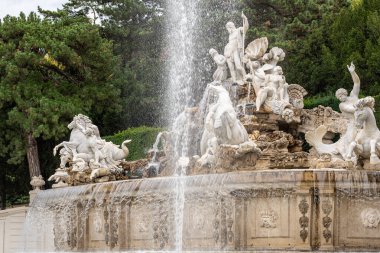 Viyana, Avusturya, 20 Ağustos 2022. Schnbrunn Sarayı 'nın bahçelerinin büyüleyici hava manzarası. Yeşil ağaçlar sahneyi çerçeveliyor, insanlar çiçek tarlaları arasında yürüyor..