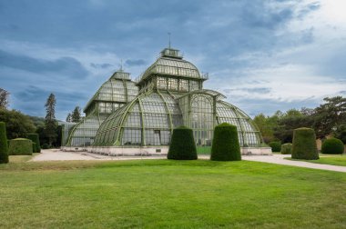 Viyana, Avusturya, 20 Ağustos 2022. Schnbrunn Sarayı 'nın bahçelerinin büyüleyici hava manzarası. Yeşil ağaçlar sahneyi çerçeveliyor, insanlar çiçek tarlaları arasında yürüyor..