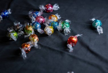 Viyana, Avusturya 20 Ağustos 2022. Lindt Lindor çikolatalarından oluşan farklı şekillerde, çok renkli ambalajlı güzel bir resim. Rahatlama kavramı, şımartma. Seçici odak.