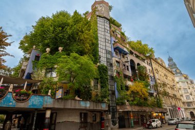 Viyana, Avusturya, 21 Ağustos 2022. Viyana 'daki Hundertwasser evinin bitkileri ve ağaçlarıyla renkli bir görünüm. Konut binası, daireleri olan..