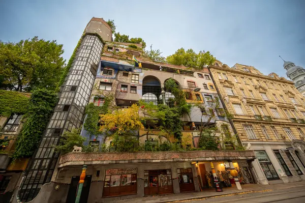 Viyana, Avusturya, 21 Ağustos 2022. Viyana 'daki Hundertwasser evinin bitkileri ve ağaçlarıyla renkli bir görünüm. Konut binası, daireleri olan..