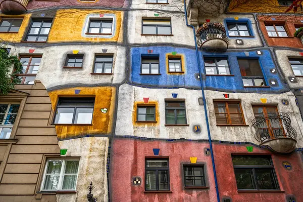 Viyana, Avusturya, 21 Ağustos 2022. Viyana 'daki Hundertwasser evinin bitkileri ve ağaçlarıyla renkli bir görünüm. Konut binası, daireleri olan..