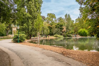 Viyana, Avusturya, 21 Ağustos 2022. Stadtpark manzarası güzelmiş. Yaya yolu göl boyunca uzanıyor. - İnsanlar. Doğada dinlenme ve rahatlama kavramı.