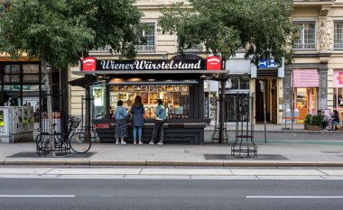 Viyana, Avusturya, 21 Ağustos 2022. Şehirdeki sokak yemeklerinin ikonik bir görüntüsüyle çekildi: sosisli sandviç standı..