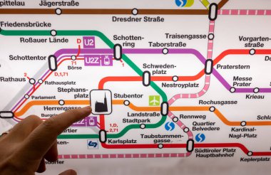 Viyana, Avusturya, 21 Ağustos 2022. Metro haritası ve Stephansplatz 'daki katedral sembolünü gösteren parmak izleriyle kavramsal çekim. Seyahat yaşam tarzı.