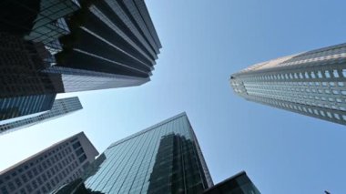 New York, New York, ABD. 14 Ağustos 2024. Trump Kulesi 'nin ve yakınlardaki gökdelenlerin büyüleyici görüntüsü. Güç ve zenginlik simgesi.
