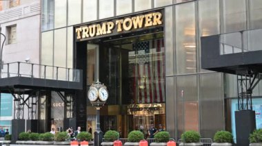 New York, New York, ABD. 14 Ağustos 2024. Trump Tower girişinin sabit görüntüsü, altın metalik harfler belirgin. Güzel sokak saati en altta..