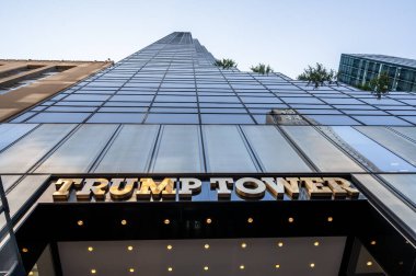 New York, New York, ABD. 14 Ağustos 2024. Trump Tower girişinin ikonik çekimi, altın metalik harfler vurgulandı. Pov, gökdelenlerin ihtişamını arttırıyor. Güç ve zenginlik.