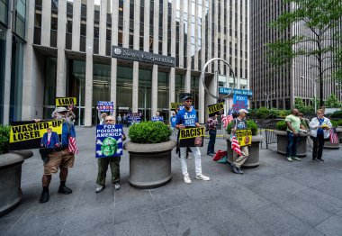 New York, New York, ABD. 20 Ağustos 2024. İnsanlar Donald Trump 'ın sokaklardaki başkan adaylığını protesto ediyor. Ellerinde onu ırkçılık ve suistimalle suçlayan işaretler var..