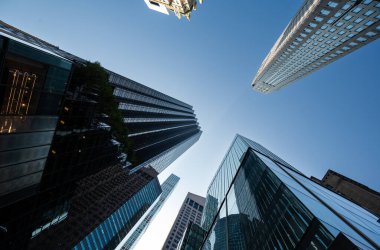 New York, New York, ABD. 14 Ağustos 2024. Büyüleyici geniş açı ve alçak açı, Trump Tower 'ın ve yakınlardaki gökdelenlerin görüntüsü. Güç ve zenginlik simgesi.