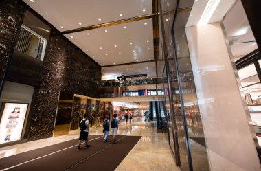 New York, New York, ABD. 14 Ağustos 2024. Trump Tower 'ın lobisindeki insanlar. Erişim halka açık ve insanlar gökdelenin içini ziyaret etmeye gidiyorlar. Ticari iç mekan.