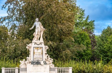 Viyana, Avusturya, 23 Ağustos 2022. Stadtpark 'ta, merkezde tarihi bir park, müzisyen Mozart' a adanmış mermer anıt. Kültürel seyahat yerleri.